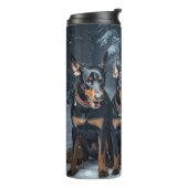 Doberman Snowy Sleigh Kerstdecoratie Thermosbeker (Gedraaid links)