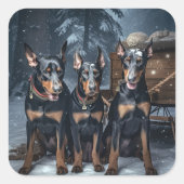 Doberman Snowy Sleigh Kerstdecoratie Vierkante Sticker (Voorkant)