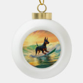 Doberman strand surfen schilderij keramische bal ornament (Voorkant)