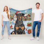 Doberman Winter Wonderland Christmas Joy Fleece Deken<br><div class="desc">Dit feestelijke ontwerp vangt de vrolijke sfeer van het vakantieseizoen, met een schattige pup die een kerstmuts draagt. De hond is genesteld in een winterwonderland, compleet met een sneeuwpop, een versierde kerstboom en prachtig ingepakte cadeaus. Sneeuwvlokken herfsten zachtjes en voegen een magische toets toe aan het tafereel, terwijl de levendige...</div>