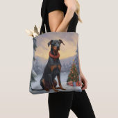 Dobermann-hond in de sneeuw met Kerstmis  Tote Bag (Dichtbij)