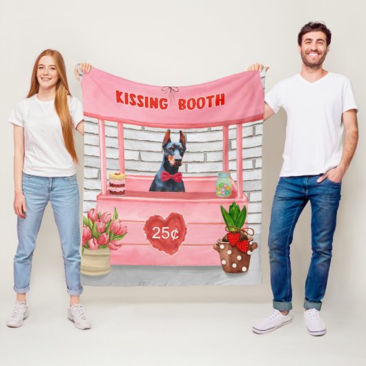 Dobermann-hond kusstand op Valentijnsdag Fleece Deken (In situ)