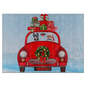 Dobermann in auto met kerstman snijplank