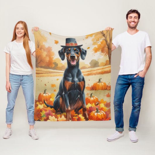 Dobermann in herfstbladeren Thanksgiving Kunst Fleece Deken (In situ)
