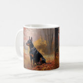 Dobermann in herfstbladeren val inspireert koffiemok (Voorkant links)