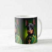 Dobermann in St. Patrick's Day-jurk Koffiemok (Voorkant rechts)