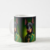 Dobermann in St. Patrick's Day-jurk Koffiemok (Voorkant links)