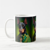 Dobermann in St. Patrick's Day-jurk Koffiemok (Links)