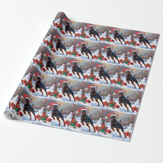 Dobermann loopt in de sneeuw met kerstmuts cadeaupapier (Uitgerold)