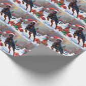 Dobermann loopt in de sneeuw met kerstmuts cadeaupapier (Hoek)