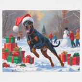 Dobermann loopt in de sneeuw met kerstmuts fleece deken (Voorkant (Horizontaal))