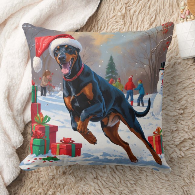 Dobermann loopt in de sneeuw met kerstmuts kussen (Deken)