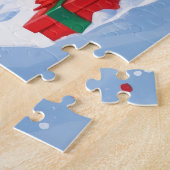 Dobermann loopt in de sneeuw met kerstmuts legpuzzel (Zijkant)