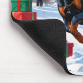 Dobermann loopt in de sneeuw met kerstmuts muismat (Hoek)