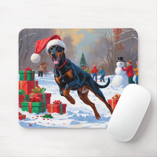 Dobermann loopt in de sneeuw met kerstmuts muismat (Met muis)