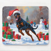 Dobermann loopt in de sneeuw met kerstmuts muismat (Voorkant)