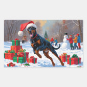 Dobermann loopt in de sneeuw met kerstmuts rechthoekige sticker (Voorkant)