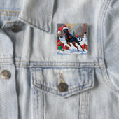 Dobermann loopt in de sneeuw met kerstmuts vierkante button 5,1 cm (In situ)