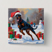 Dobermann loopt in de sneeuw met kerstmuts vierkante button 5,1 cm (Voorkant)