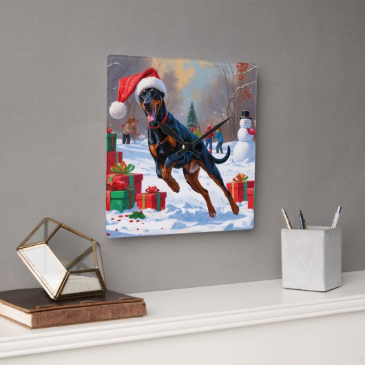 Dobermann loopt in de sneeuw met kerstmuts vierkante klok (Kantoor)