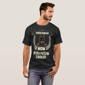 Dobermann-moeder als een normale moeder, alleen ko t-shirt (Voorkant volledig)
