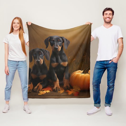 Dobermann Puppy Autumn Delight Pompoen Fleece Deken (In situ)