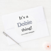 Dobie Thing Ronde Sticker (Envelop)
