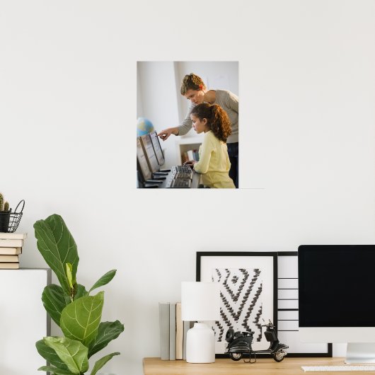 Docent die student helpt in computerlab poster (Thuiskantoor)