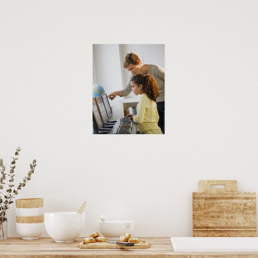 Docent die student helpt in computerlab poster (Keuken)