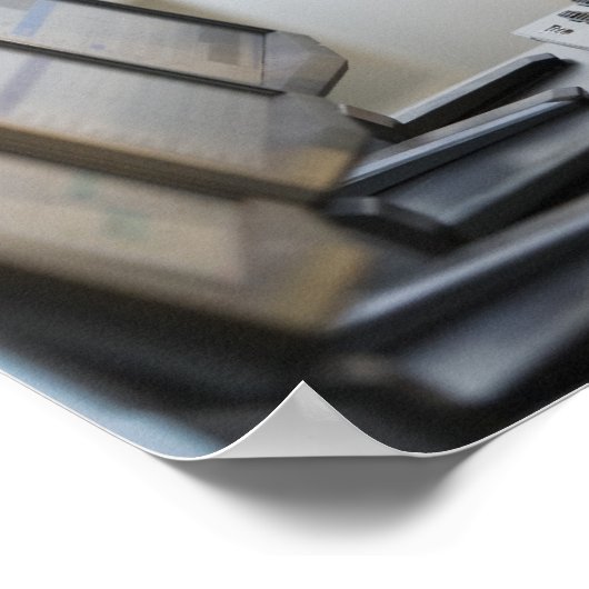 Docent die student helpt in computerlab poster (Hoek)