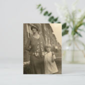 Dochter bij moeder en gebouw briefkaart (Staand voorkant)