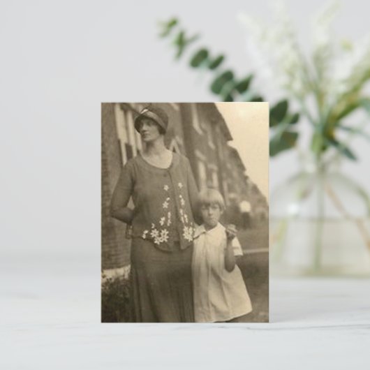 Dochter bij moeder en gebouw briefkaart (Staand voorkant)