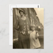 Dochter bij moeder en gebouw briefkaart (Voorkant / Achterkant)