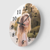 Dochter foto voor moeder met klassieke zwarte cijf grote klok (Hoek)