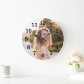 Dochter foto voor moeder met klassieke zwarte cijf grote klok (Huis)