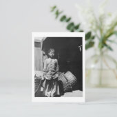 Dochter van de vishandelaar -  foto briefkaart (Staand voorkant)