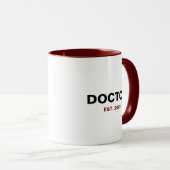 DOCTOR Est. Year Mok (Voorkant rechts)