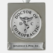 Doctor in de Chiropractische Emblem Logo Verzilverd Banner Ornament (Voorkant)