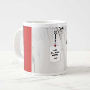 Doctor in de farmacie grote koffiekop