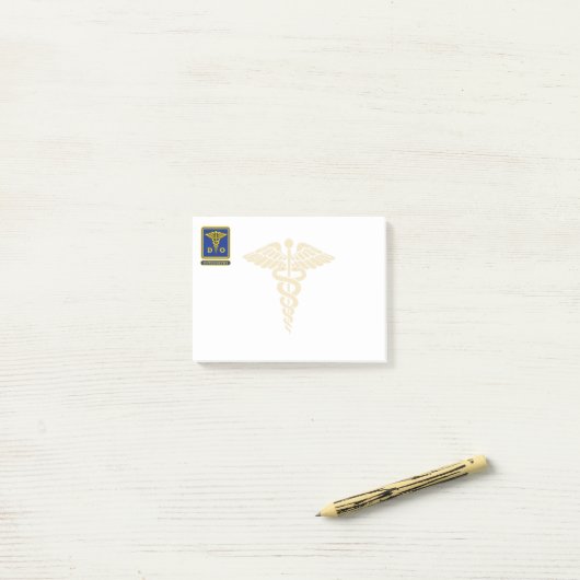 Doctor in de osteopathische geneeskunde post-it® notes (Op bureau)