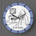 Doctor met Stethoscoop controlefunctie Grote Klok<br><div class="desc">Cartoon van een arts die de voeten van zijn patiënt met een stethoscoop controleert. Voeg je naam toe. Klok voor een dokter. Klok voor een kinderarts.</div>