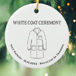 Doctor Physician White Coat Ceremony Monogrammed Keramisch Ornament<br><div class="desc">Doctor Physician White Coat Ceremony Monogrammed om een arts of arts in opleiding te vieren en te eren. Stijlvol geheugen om iemand een ritueel te eren waar de Hippocratische Eath wordt gereciteerd in hun medische beroep. Voorzieningen van een doktersjas,  naam,  datum en gebied van medische werkzaamheden.</div>