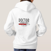 Doctor Progress Gelieve te wachten op Funny Med Sc Hoodie (Achterkant)