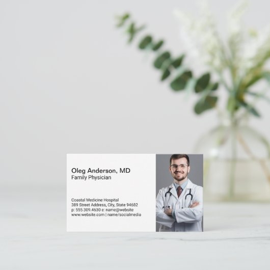 Doctor Smiling in Lab Coat Visitekaartje (Staand voorkant)