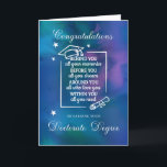 Doctoraat PhD Afstuderen Gefeliciteerd Quote Kaart<br><div class="desc">Vier de buitengewone prestatie van het verdienen van een doctoraat met deze elegante en gepersonaliseerde afstuderen kaart. De voorkant is voorzien van een gedurfde boodschap van felicitaties, met de aanpasbare optie om de naam van de afstuderen toe te voegen, waardoor deze kaart echt uniek is. Omgeven door tijdloze afstuderen, waaronder...</div>