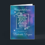 Doctoraat PhD Afstuderen Gefeliciteerd Quote Kaart<br><div class="desc">Vier de buitengewone prestatie van het verdienen van een doctoraat met deze elegante en gepersonaliseerde afstuderen kaart. De voorkant is voorzien van een gedurfde boodschap van felicitaties, met de aanpasbare optie om de naam van de afstuderen toe te voegen, waardoor deze kaart echt uniek is. Omgeven door tijdloze afstuderen, waaronder...</div>