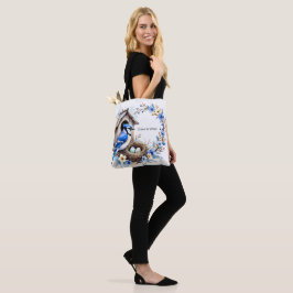 Dode blauwe gaai op nestkast – bloemillustratie tote bag