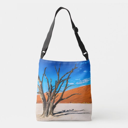 Dode boom in Deadvlei, Namibië Crossbody Tas (Achterkant)