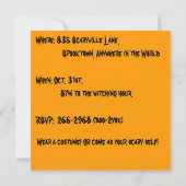 Dode boom onder een Oranje Scary Sky Invitation Kaart (Achterkant)