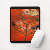 Dode boom onder een Oranje Scary Sky Mousepad Muismat (Met muis)